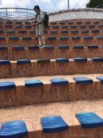 Ceramiką są także siedzenia w amfiteatrze.