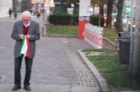 Mężczyzna trzyma reklamówki ułożone we włoską flagę. Kolejna fota "na bezczela" i w dodatku dosłownie zrobiona "z biodra".