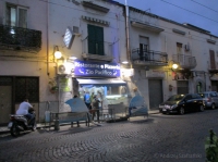 Wieczorne życie przy popularnej pizzerii, Corso San Giovanni a Teduccio, Neapol