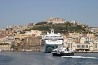 Port w Neapolu, w tle wzgórze Vomero