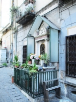 Neapolitańska kapliczka uliczna - jedna z setek, jeśli nie tysięcy