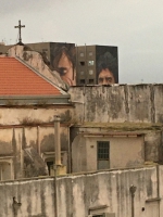 Z daleka widać fragmenty dwóch murali Jorita. Pierwszy przedstawia twarz chłopca z napisem "essere umani", drugi Maradonę